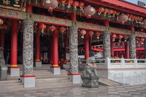 traditionell Chinesisch Wächter Tor Satzung auf das Chinesisch Tempel wann Chinesisch Neu Jahre. das Foto ist geeignet zu verwenden zum Chinesisch Neu Jahr, Mond- Neu Jahr Hintergrund und Inhalt Medien.