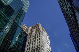 Neu York Manhattan Wolkenkratzer Aussicht von das Straße zu das oben von das Gebäude auf sonnig klar Tag foto