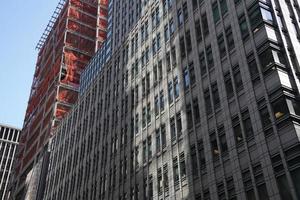 Renovierung von Neu York Manhattan Wolkenkratzer Aussicht von das Straße zu das oben von das Gebäude auf sonnig klar Tag foto