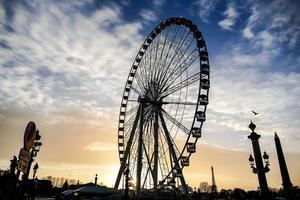 ein schön Sonnenuntergang Aussicht mit ein Ferris Rad foto