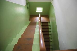 Grün Treppe im das Büro Gang. foto