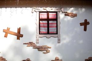 ein Fragment von ein ukrainisch Dorf Haus. ethnisch Mauer mit ein Fenster. foto