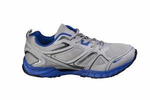 grau Sneaker mit Blau Akzente isoliert. Sport Schuhe auf ein Weiß Hintergrund. foto