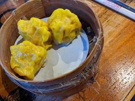 schließen oben Foto Dimsum oder somai mit Hähnchen Fleisch Ball innen. das Foto ist geeignet zu verwenden zum Essen Hintergrund, Poster und Essen Inhalt.