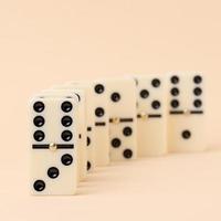 ein Stapel von Domino auf ein Beige Hintergrund, ein intellektuell Spiel foto