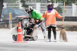 Arbeiter Schneiden Asphalt Straße foto