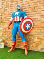 Kapitän Amerika Modell- neben das Backstein Mauer foto