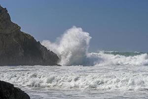 abstürzen Wellen auf Küsten Felsen foto