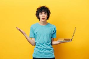 Schüler Laptop online Plaudern Kommunikation Gelb Hintergrund foto