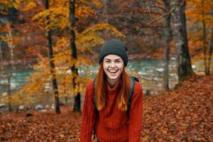 Frau Wanderer Gehen im das Herbst Wald Reise frisch Luft foto