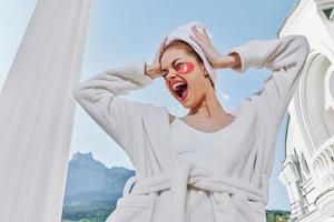 Porträt Frau genießen beim Hotel Terrasse auf sonnig Tag unverändert foto