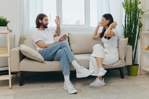 jung Paar Mann und Ehefrau Kampf und Schrei beim jeder andere weil von Meinungsverschiedenheiten im das Familie, Psycho emotional instabil Zustand im das Familie, Paar Scheidung foto