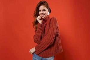 heiter Frau im ein rot Sweatshirt bilden Ohrringe Mode Studio foto