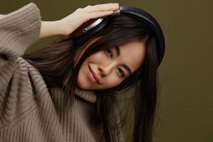 Porträt Frau im Kopfhörer Hören zu Musik- Emotionen isoliert Hintergrund foto