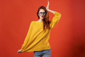 ziemlich Frau im Gelb Sweatshirt Blau Brille Mode Frisur foto