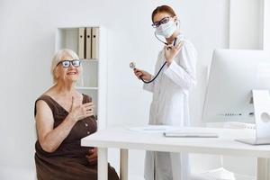 Krankenschwester im Weiß Mantel geduldig Untersuchung medizinisch Spezialist foto