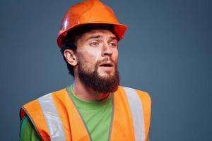 wütend Mann im Arbeit Uniform Orange Farbe Sicherheit schwer Arbeit abgeschnitten Aussicht foto