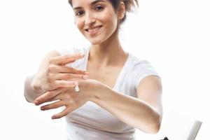 Frau mit Sahne Haut Pflege Kosmetika Gesundheit Licht Hintergrund foto