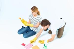 Mann und Frau Waschmittel Lebensstil Reinigung Zusammenarbeit foto