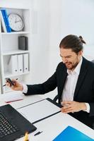 Manager Büro Arbeit Unterlagen mit ein Telefon im Hand Boss foto