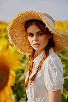 Frau mit Zöpfe im ein Feld von Sonnenblumen Lebensstil Landschaft foto