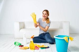 Reinigung Dame auf das Fußboden Eimer Gummi Handschuhe Hausarbeit foto