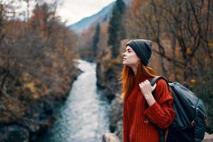 heiter Frau Wanderer Herbst Wald Berge und Reise Fluss foto