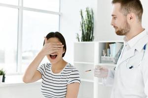 Frau Abdeckungen ihr Augen mit ihr Hand Krankenhaus Impfung Schuss foto