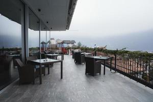 Stühle und Tabellen beim draussen Restaurant im Luxus Hotel foto