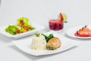 Valentinstag Tag Besondere Abendessen Kurs Essen Teller auf isoliert Weiß Hintergrund. Valentinstag Mahlzeit Teller. Valentinstag Tag Essen Angebot. foto