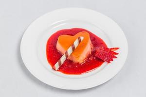 Herz geformt Pudding mit Erdbeere Soße und Waffel. Valentinsgrüße Dessert Rezept. foto