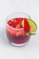 klassisch gefroren Erdbeere und Limette Margarita mit frisch Erdbeeren. Valentinstag Dessert Rezept. Erdbeere Saft. foto