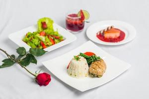 Valentinstag Tag Besondere Abendessen Kurs Essen Teller auf isoliert Weiß Hintergrund. Valentinstag Mahlzeit Teller. Valentinstag Tag Essen Angebot. foto