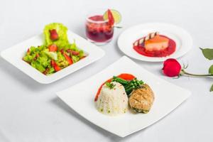 Valentinstag Tag Besondere Abendessen Kurs Essen Teller auf isoliert Weiß Hintergrund. Valentinstag Mahlzeit Teller. Valentinstag Tag Essen Angebot. foto