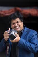 Bangladesch, Januar 24, 2018, dipankar Dipon, einer von das die meisten Beliebt modern Film Direktor und Drehbuchautor ist nehmen Bilder mit das dslr Kamera beim Banane, dhaka. foto