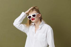 glamourös Frau Mode Weiß Hemd Sonnenbrille isoliert Hintergrund foto