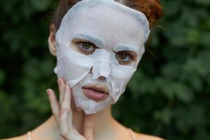 nett Frau Antialterung Maske Schlaganfälle ihr Gesicht mit ihr Finger Verjüngung foto