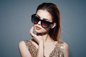 Frau tragen Sonnenbrille im Kleid Dekoration posieren Mode foto
