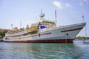 Seelandschaft eines großen Schiffes im Hafen in Sewastopol, Krim