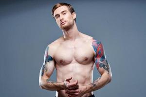 sportlich Mann und Bodybuilder Fitness Muskel Muskel tätowieren Modell- foto