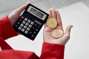Bitcoin Kryptowährung Taschenrechner im das Hände von finanziell Investitionen foto