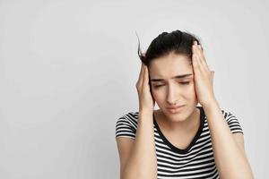 Brünette Kopfschmerzen schmerzlich Syndrom Beschwerden Licht Hintergrund foto