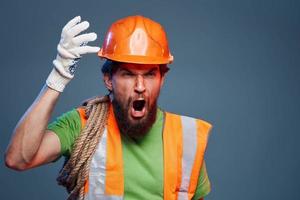 emotional Mann im Arbeit Uniform Sicherheit Fachmann Blau Hintergrund foto