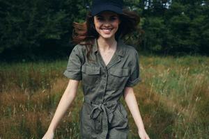 Frau im das Wald Grün Overall Lächeln gehen frisch Luft Reise foto