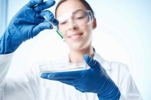 Frau im Weiß Mantel chemisch Lösung Biologie Wissenschaft Technologie foto