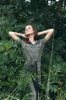Frau im Wald ruhen im Natur und halten seine Hände hinter seine Kopf, Overall Bäume foto