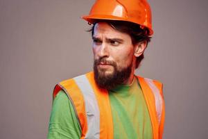 Mann im Arbeiten Uniform Orange Farbe Sicherheit Arbeit abgeschnitten Aussicht foto