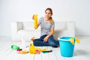 Reinigung Dame auf das Fußboden Eimer Gummi Handschuhe Hausarbeit foto