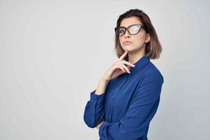 Geschäft Frau tragen Brille Blau Hemd Mode elegant Stil foto