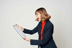 Frau im passen mit Unterlagen Büro Manager Sekretär Arbeit foto